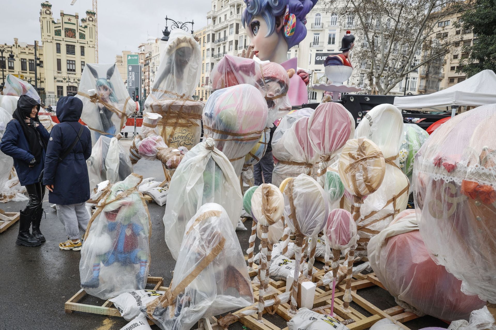 La plantà de las fallas de Especial, con dificultad por la lluvia