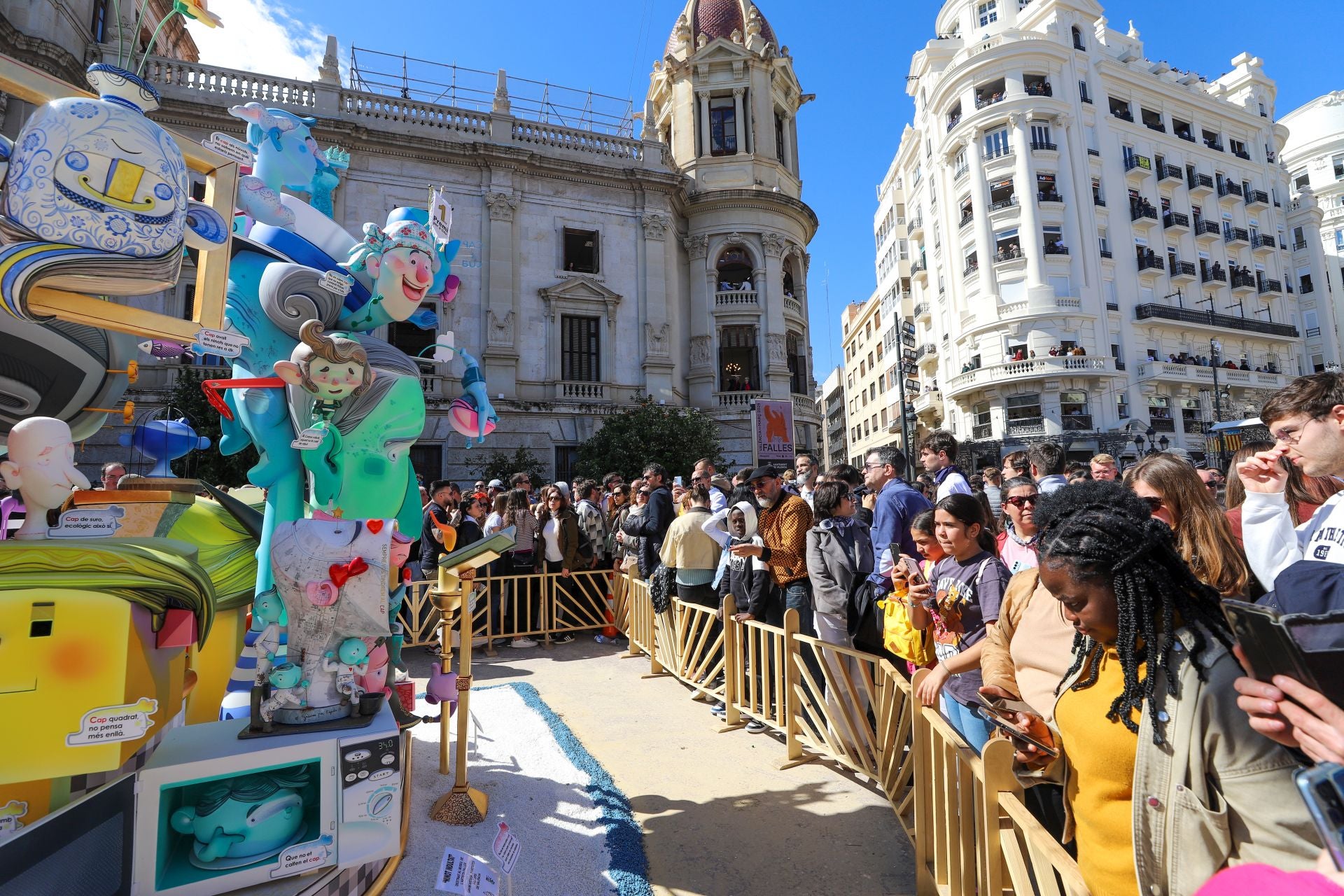 Gran interés por la falla infantil de la plaza del Ayuntamiento