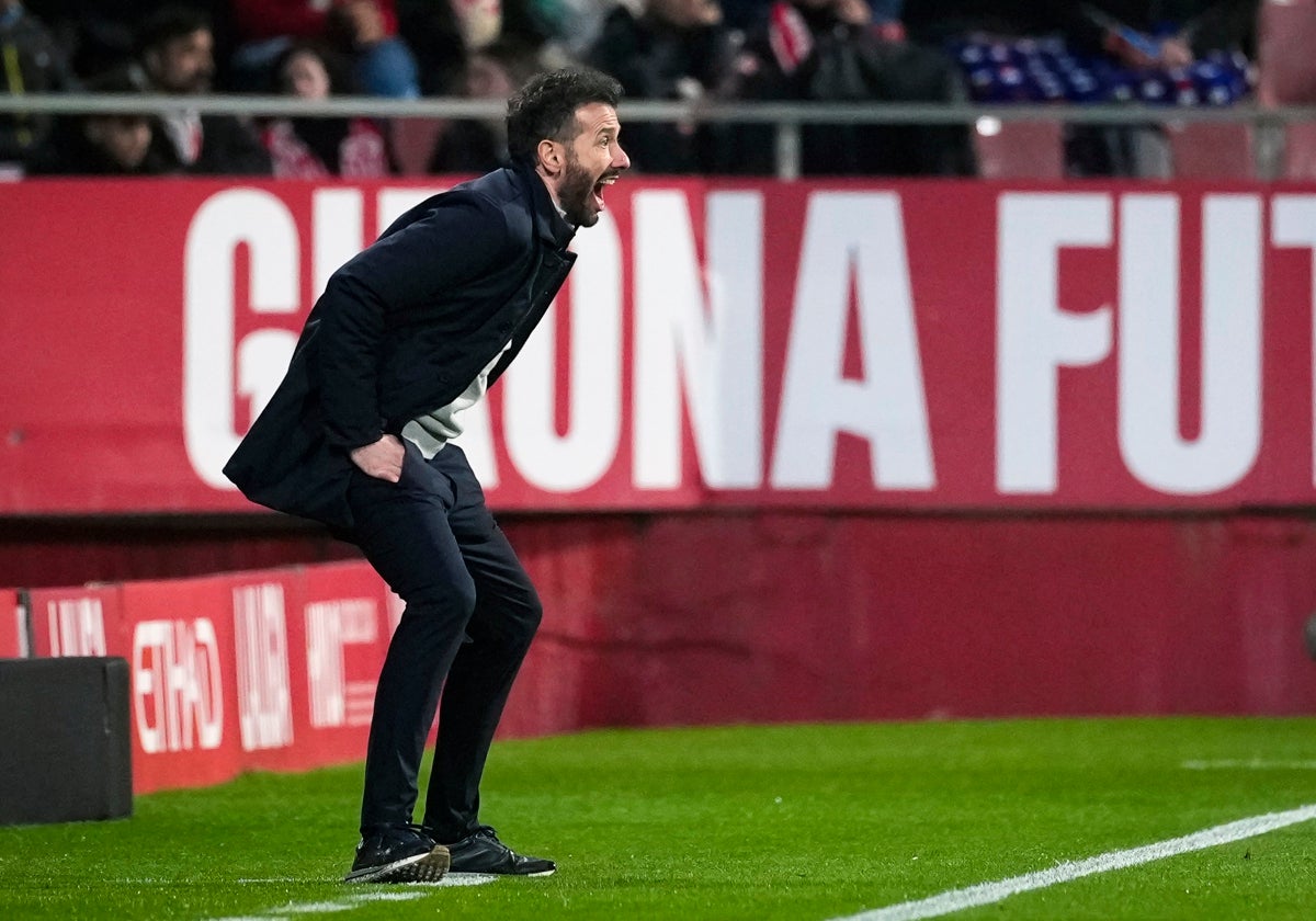 Carlos Corberán, durante el partido en Montilivi.