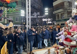 Falleros junto al monumento premiado.