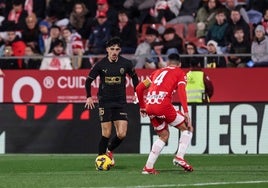 Diego López encarando a Arnau Martínez durante el partido.