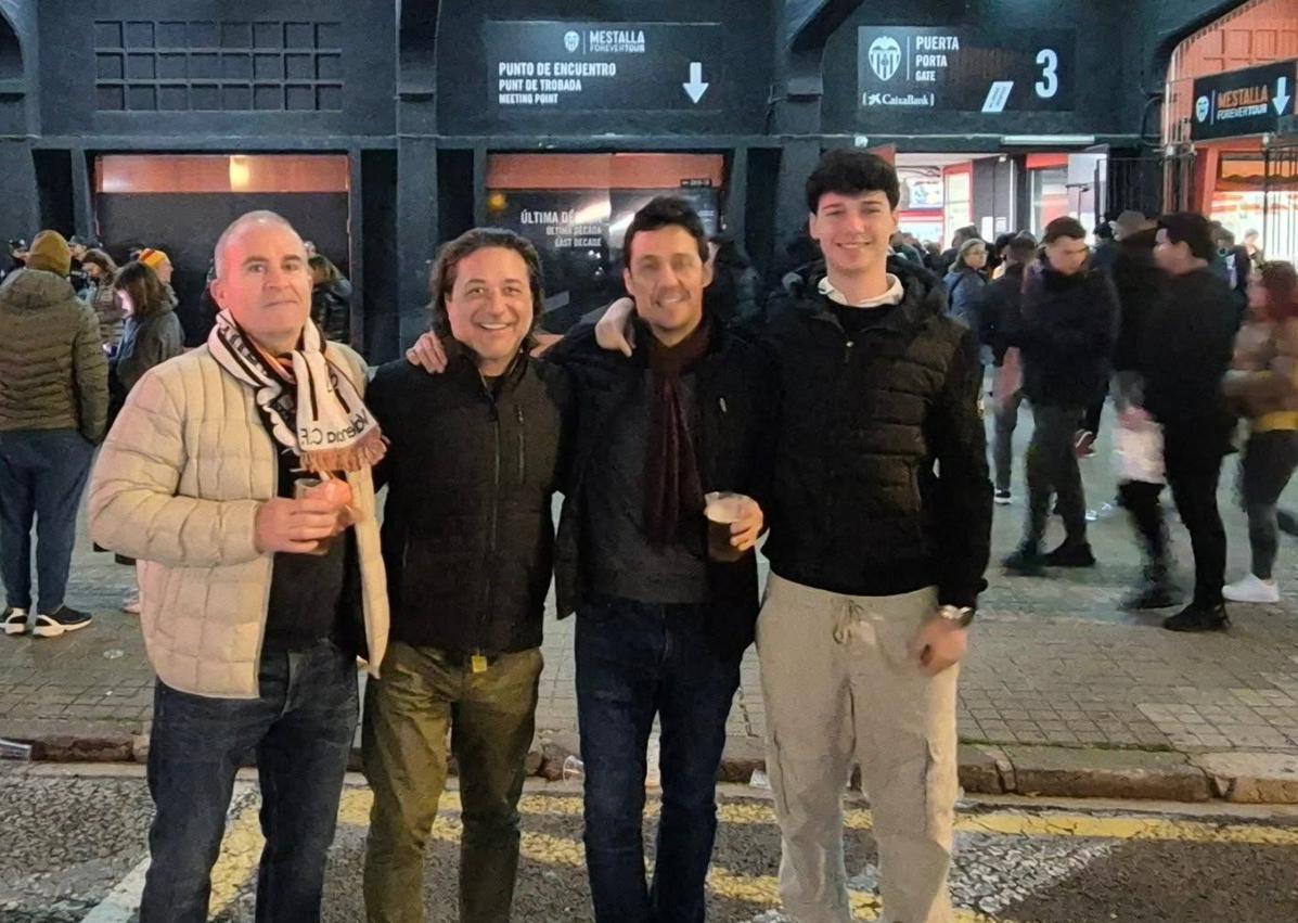 Imagen secundaria 1 - Arriba, Enrique Arce con su familia antes de que falleciera su madre. A la izquierda, en el campo de Mestalla, donde reconoce que ya no va demasiado por la situación del Valencia CF. A la derecha, en una fotografía de archivo de la época de la pandemia, que pasó en El Saler.