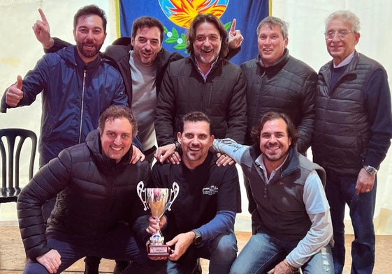 El actor, junto a sus compañeros de paella en la falla Joaquín Costa recogen el galardón.