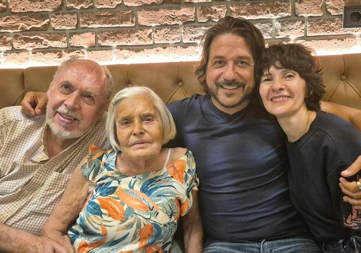 Imagen principal - Arriba, Enrique Arce con su familia antes de que falleciera su madre. A la izquierda, en el campo de Mestalla, donde reconoce que ya no va demasiado por la situación del Valencia CF. A la derecha, en una fotografía de archivo de la época de la pandemia, que pasó en El Saler.