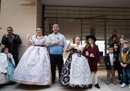 Alejandro Rubio, presidente de la falla Ramón y Cajal de Chiva, junto a Erika Jandula (FM); Valeria Pérez (FMI) y Manuel Martínez, presidente infantil.