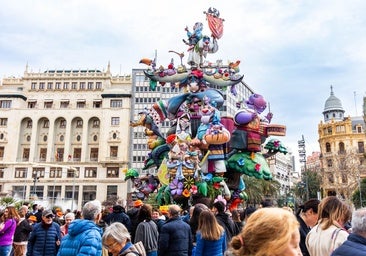 Todos quieren entrar en el 'Casal faller' de la falla municipal de Valencia