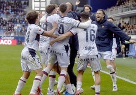 El equipo celebra el triunfo en El Alcoraz