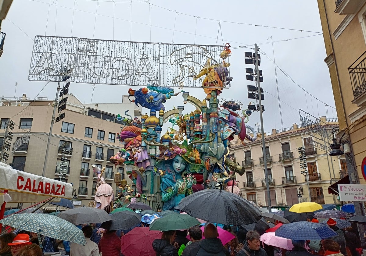 La gente visita Convento Jerusalén pese a la lluvia.