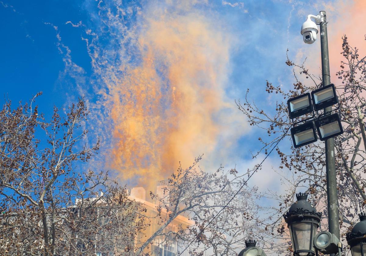 Mascletà en la Plaza del Ayuntamiento.