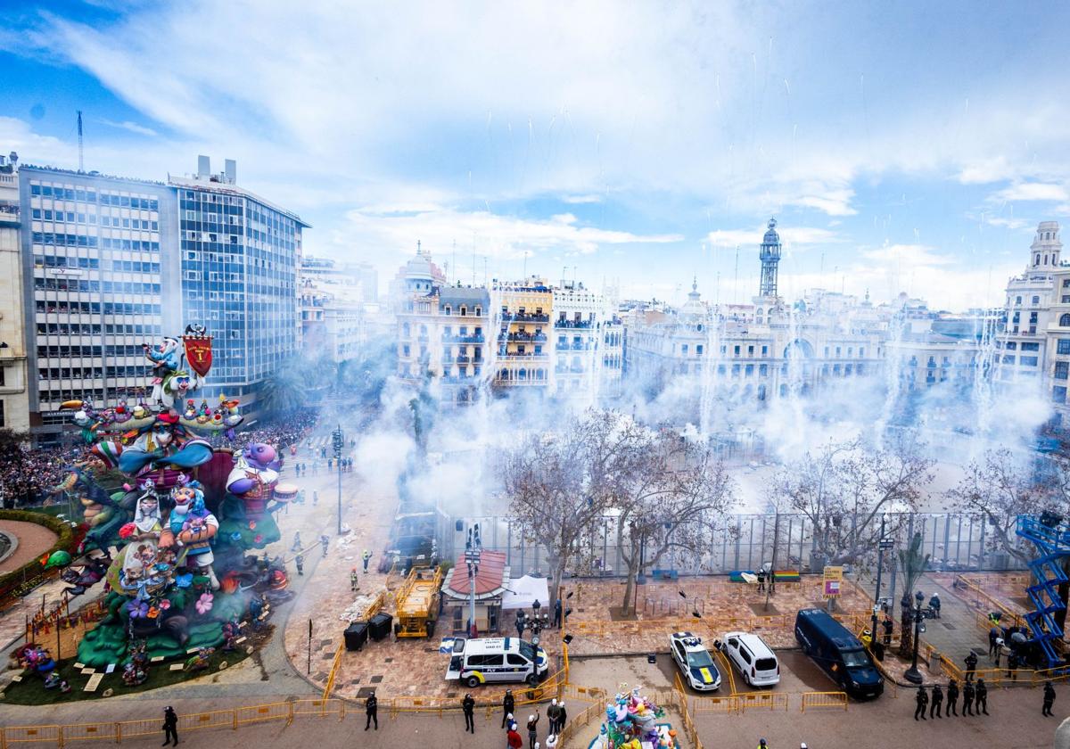 Mascletà en la Plaza del Ayuntamiento.