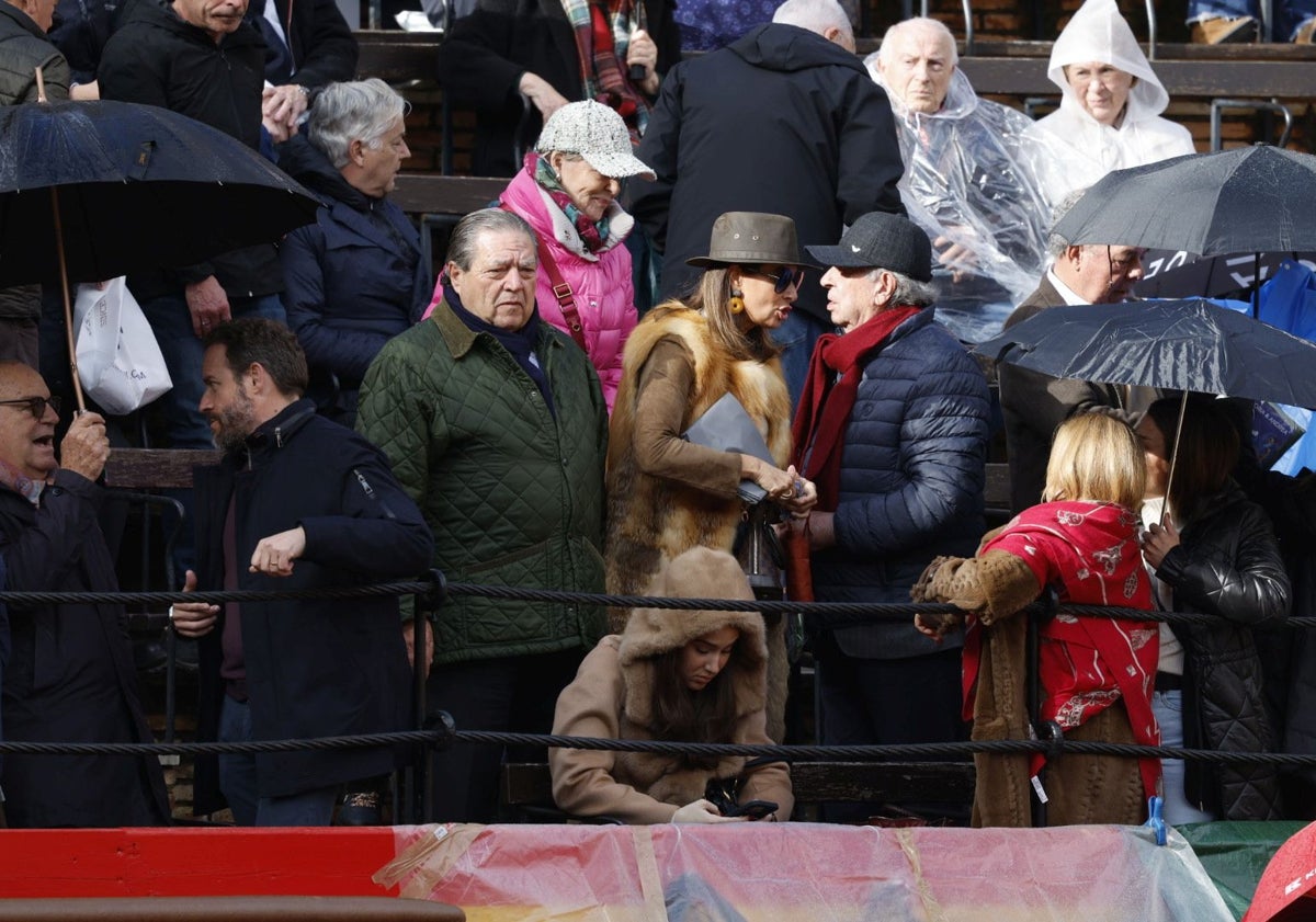 Imagen principal - El naviero Vicente Boluda con su pareja Esther Pastor, el conseller Marciano Gómez o Mayrén Beneyto, en la plaza de Toros de Valencia. 