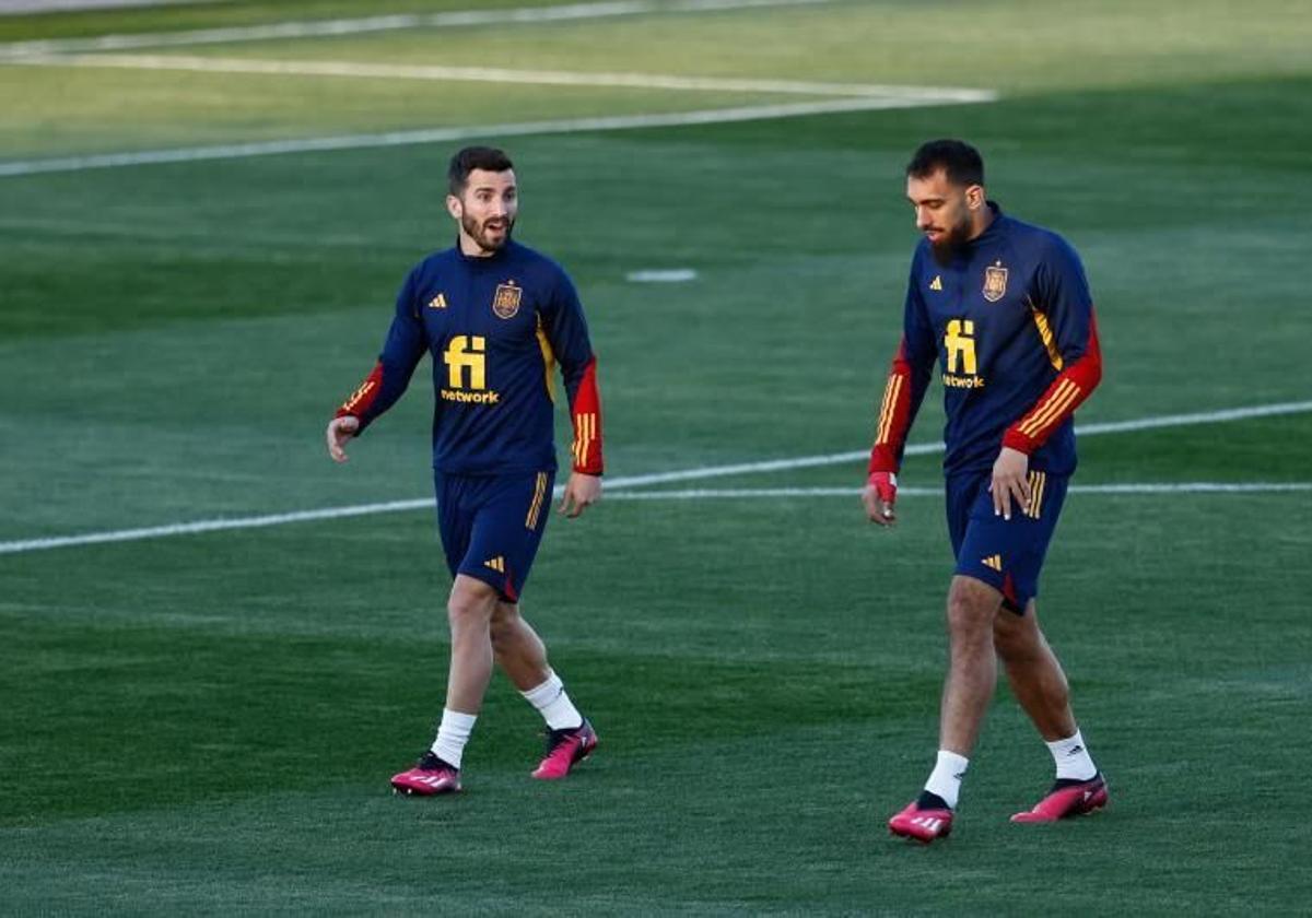 Gayà y Borja Iglesias en un entrenamiento con España.