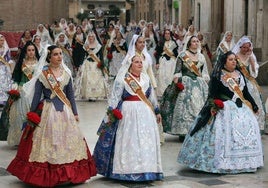 Falleras entrando en la plaza de la Virgen durante la Ofrenda de las Fallas 2024.