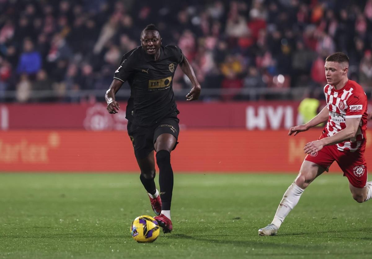 Sadiq controla un balón en el Girona-Valencia.