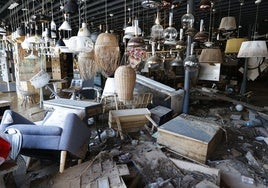 Interior de una tienda de muebles en uno de los polígonos industriales de la zona cero.