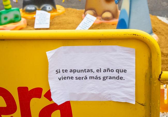 El curioso cartel que acompaña al monumento.