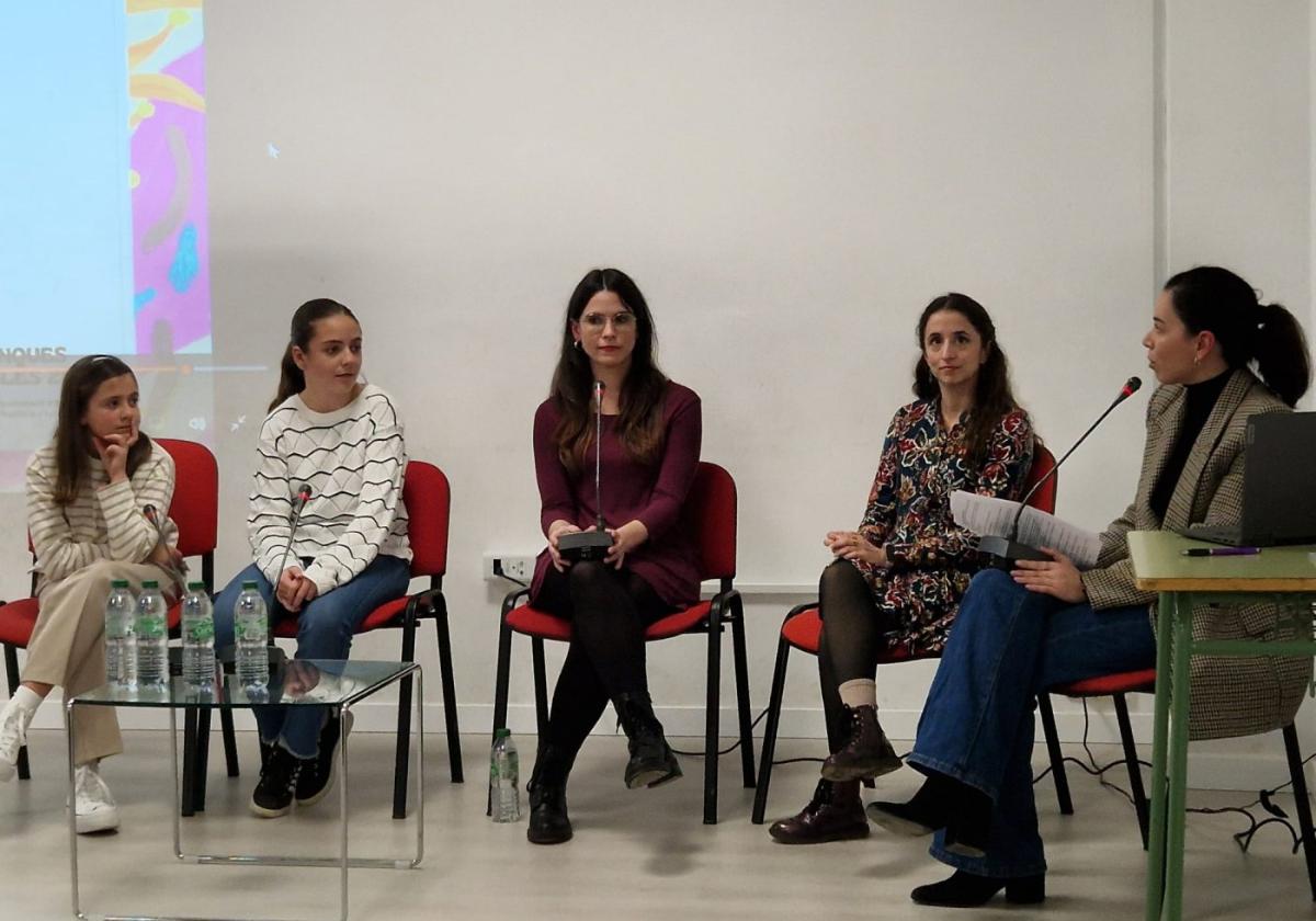 La actriz Ana Burguet, la investigadora Alba García y las ajedrecistas Ariadna Mesa y Claudia Boix, junto a la responsable de igualdad.