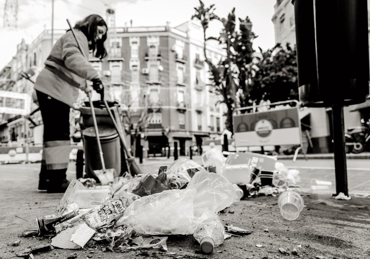 Trabajo duro. Una operaria del servicio de limpieza, en plena faena durante las Fallas.