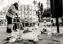 Trabajo duro.Una operaria del servicio de limpieza, en plena faena durante las Fallas.