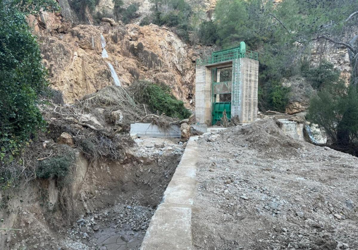 El canal de Benagéber, aterrado por grandes desplomes de una ladera a raíz de la dana del 29 de octubre.