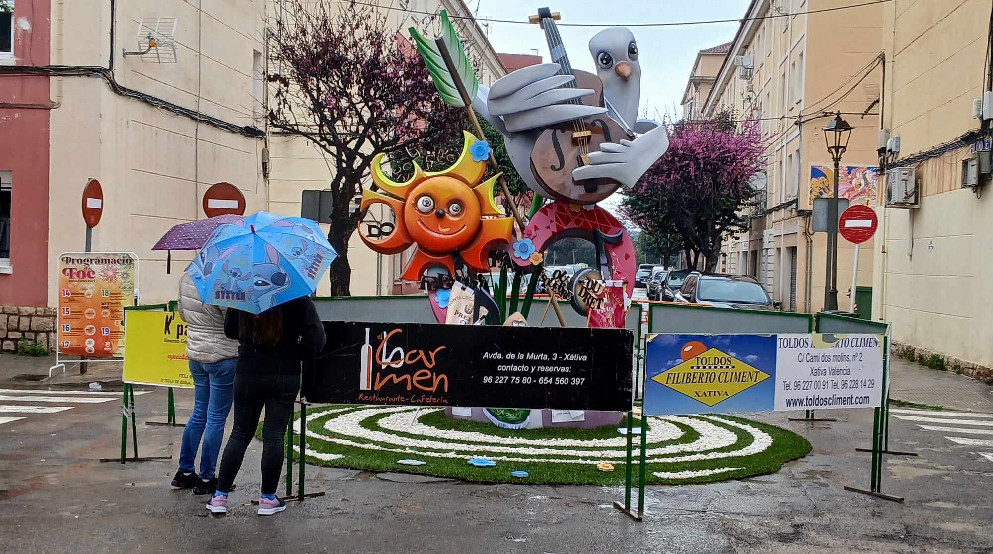 Dos personas visitan una falla bajo la lluvia.