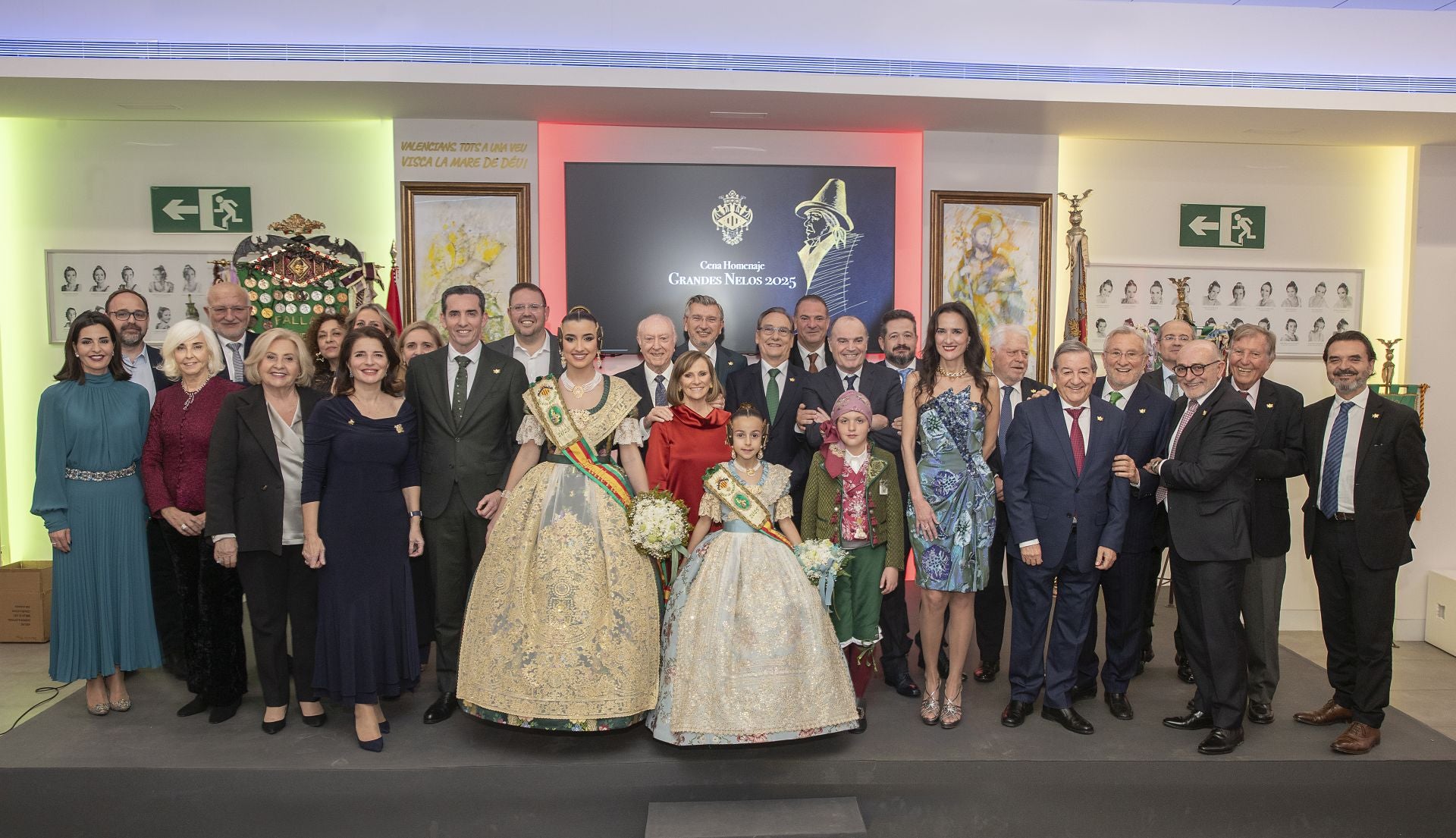 Las falleras mayores de Convento Jerusalén junto a los grandes nelos de la falla en la cena homenaje.