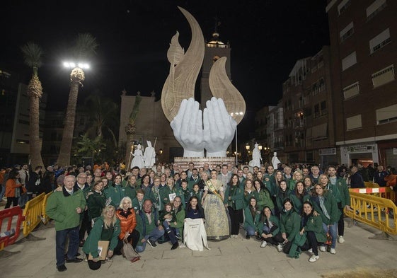 Miembros de la falla Convento Jerusalén, en la falla que simboliza la solidaridad en Paiporta.