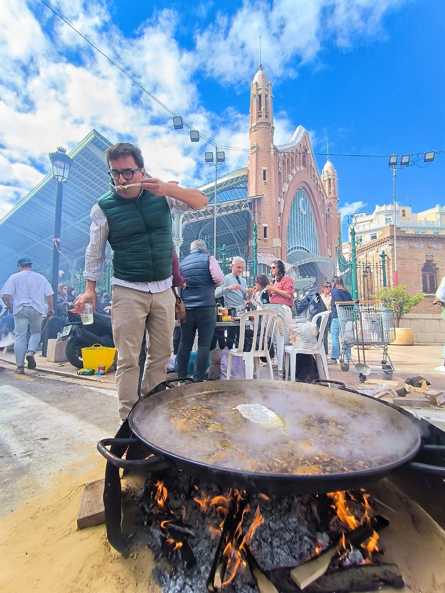 Un fallero prueba una de las paellas de la falla Mercado de Colón.