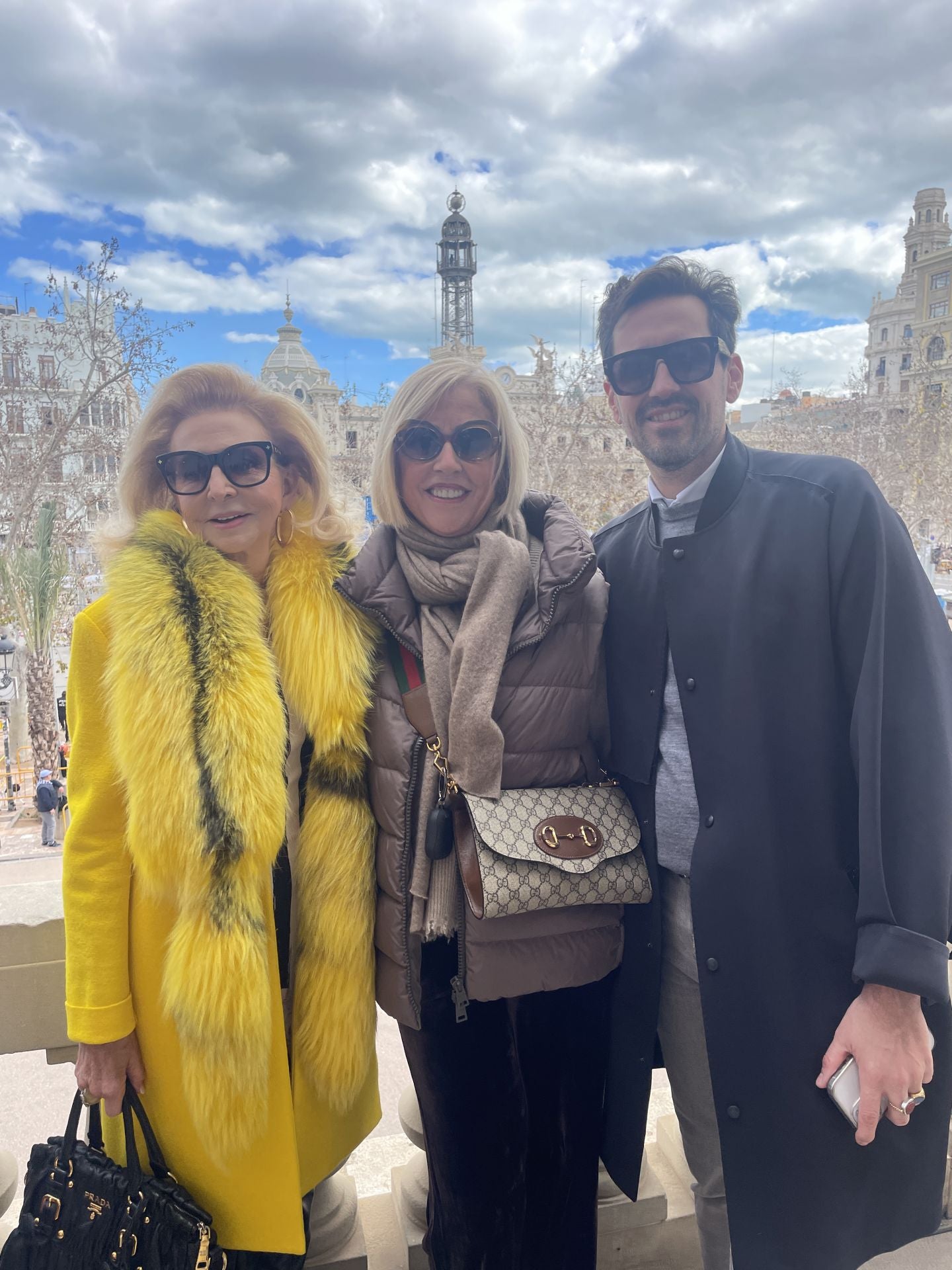 Mayrén Beneyto, Julia Pérez-Broseta y Álex Jordán en el balcón del Ayuntamiento.