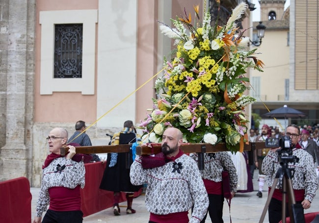 Falleros portando una canastilla a la plaza de la Virgen.