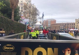 Vigilantes de seguridad controlan los accesos a una de las bocas de metro de la calle Xàtiva.