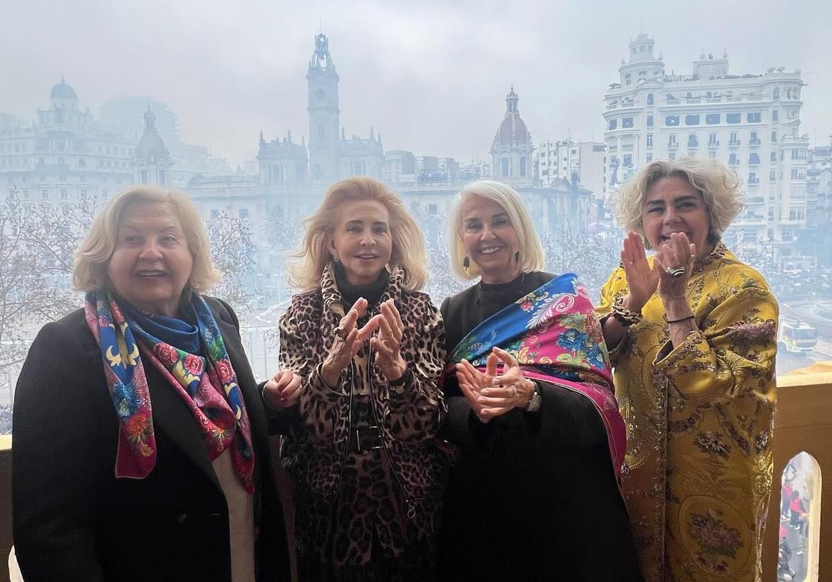 Emilia Hervás, Mayrén Beneyto, Hortensia Herrero y Marta de Diego, en el balcón de la familia Segura.