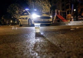 Un coche patrulla de la Policía Local en una zona de botellón.