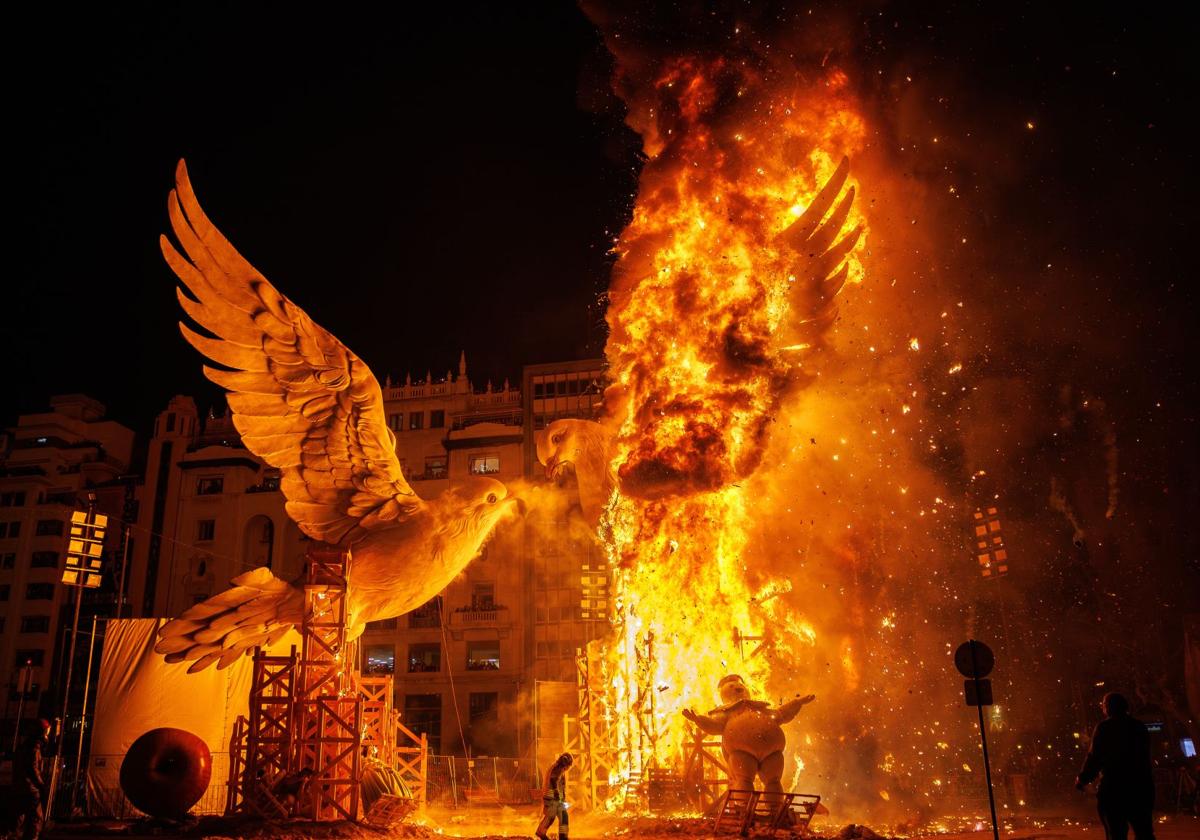 La falla municipal durante la cremà de las Fallas 2024