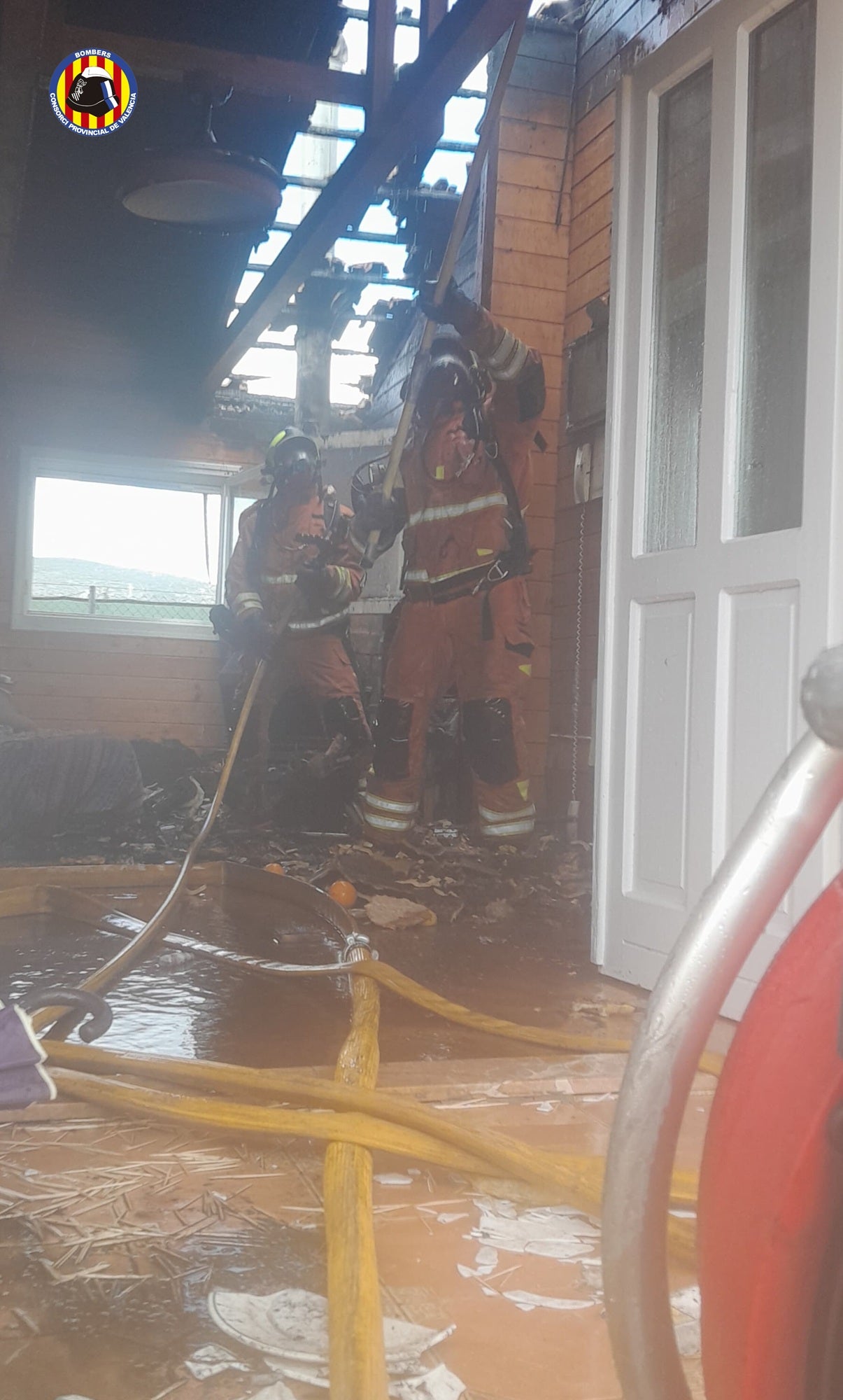 Momento en el que los bomberos acctúan en la casa de l'Alcúdia de Crespins.