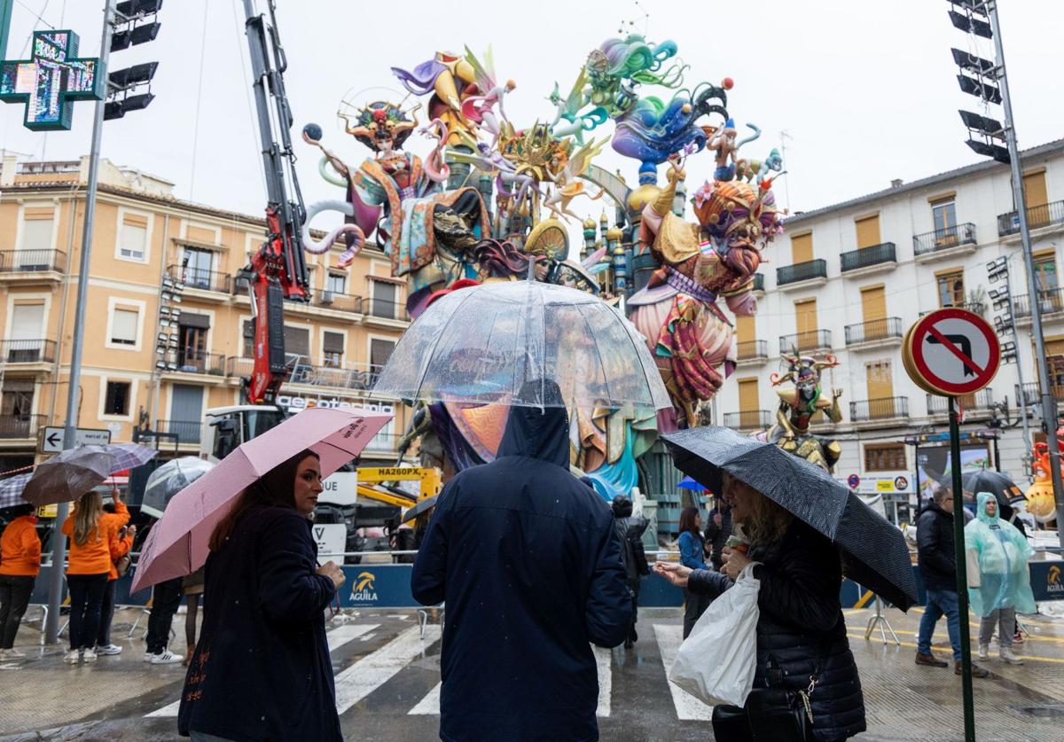 Las lluvias hacen acto de presencia estas Fallas.