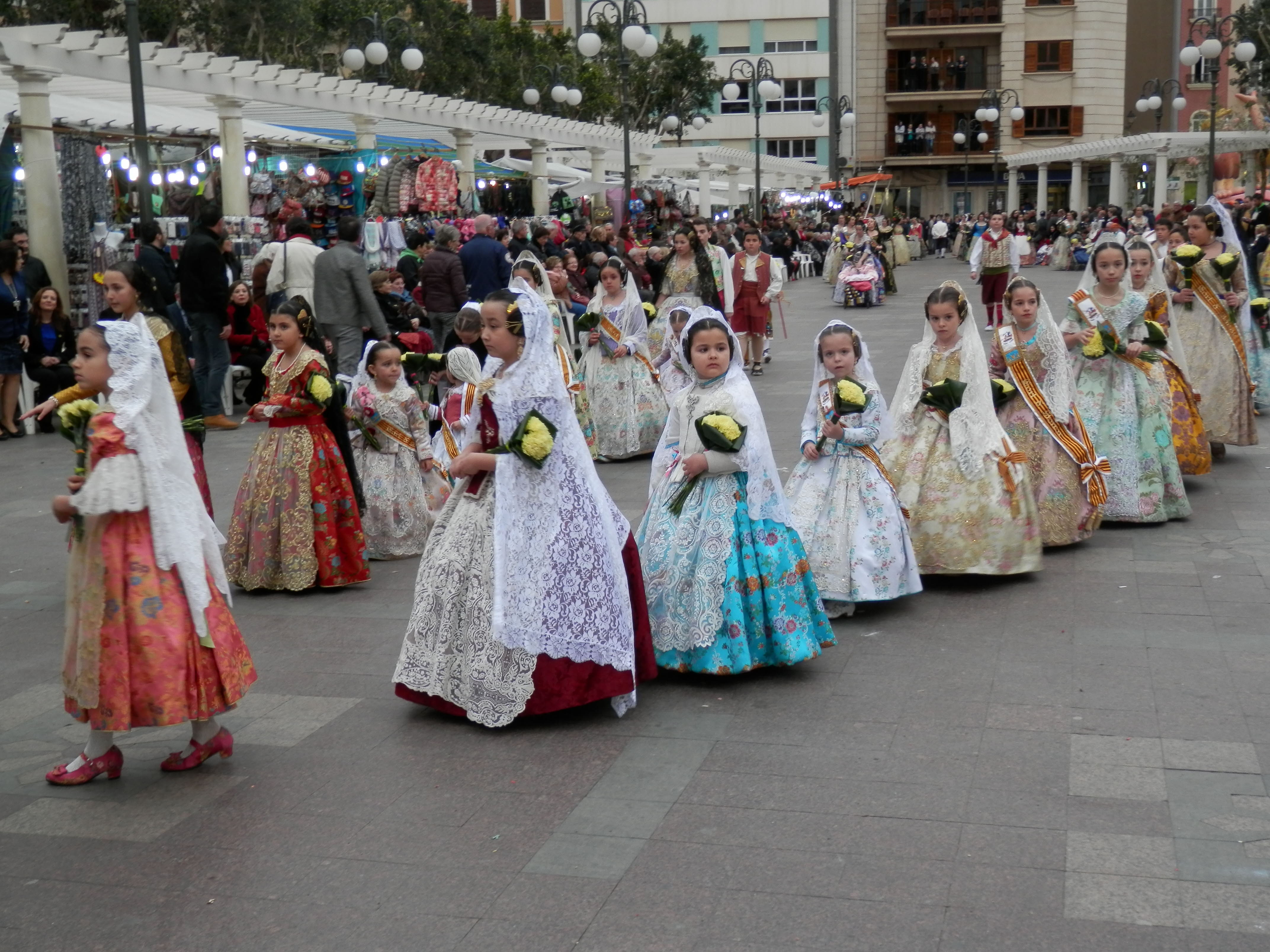 Falleras en una ofrenda de una edición anterior de las fiestas.