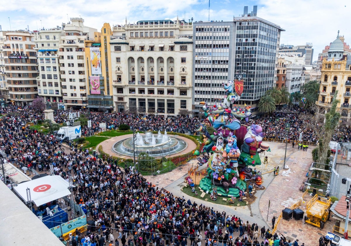 El público durante una mascletà.