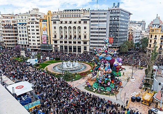 El público durante una mascletà.