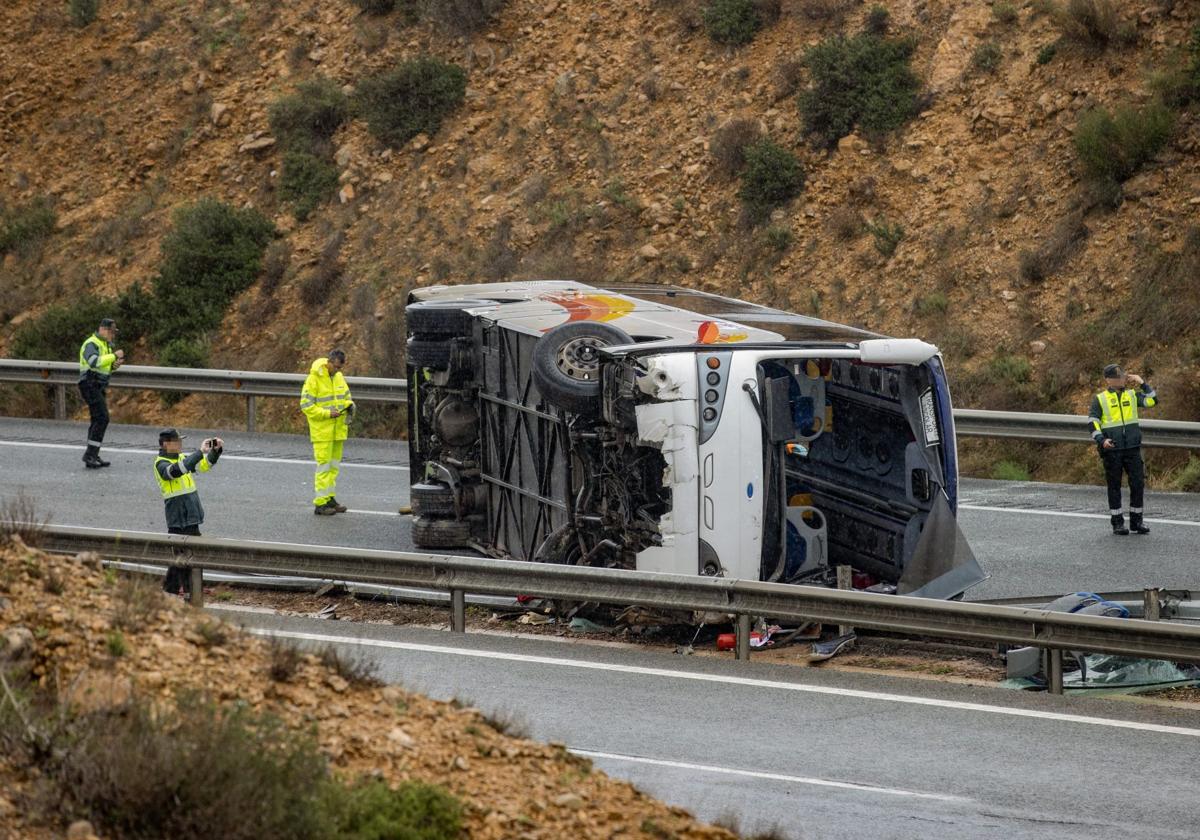 El autobús accidentado en la autovía A-7 en Murcia.