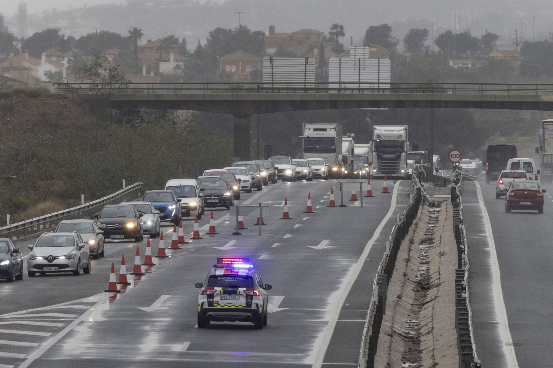 Las imágenes del brutal vuelco de un autobús del Imserso valenciano