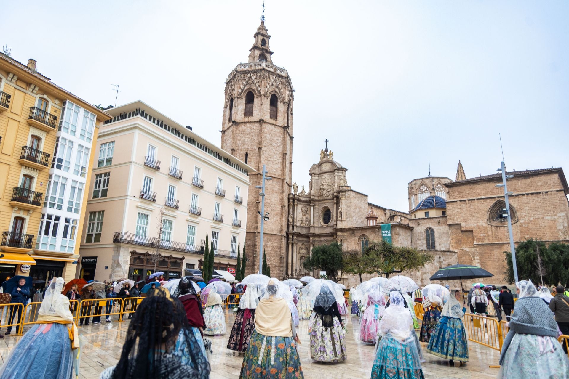 FOTOS | Segundo día de Ofrenda de las Fallas 2025