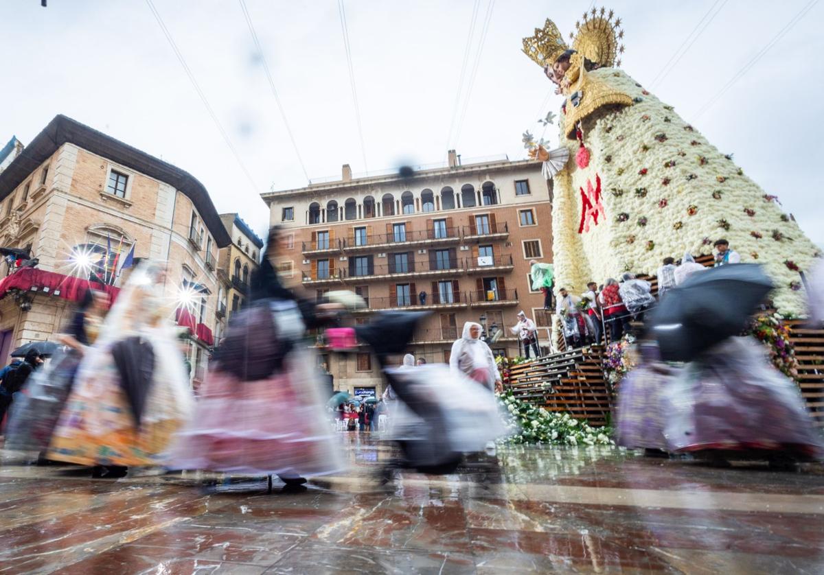 FOTOS | La Mare de Déu revela su manto para las Fallas 2025