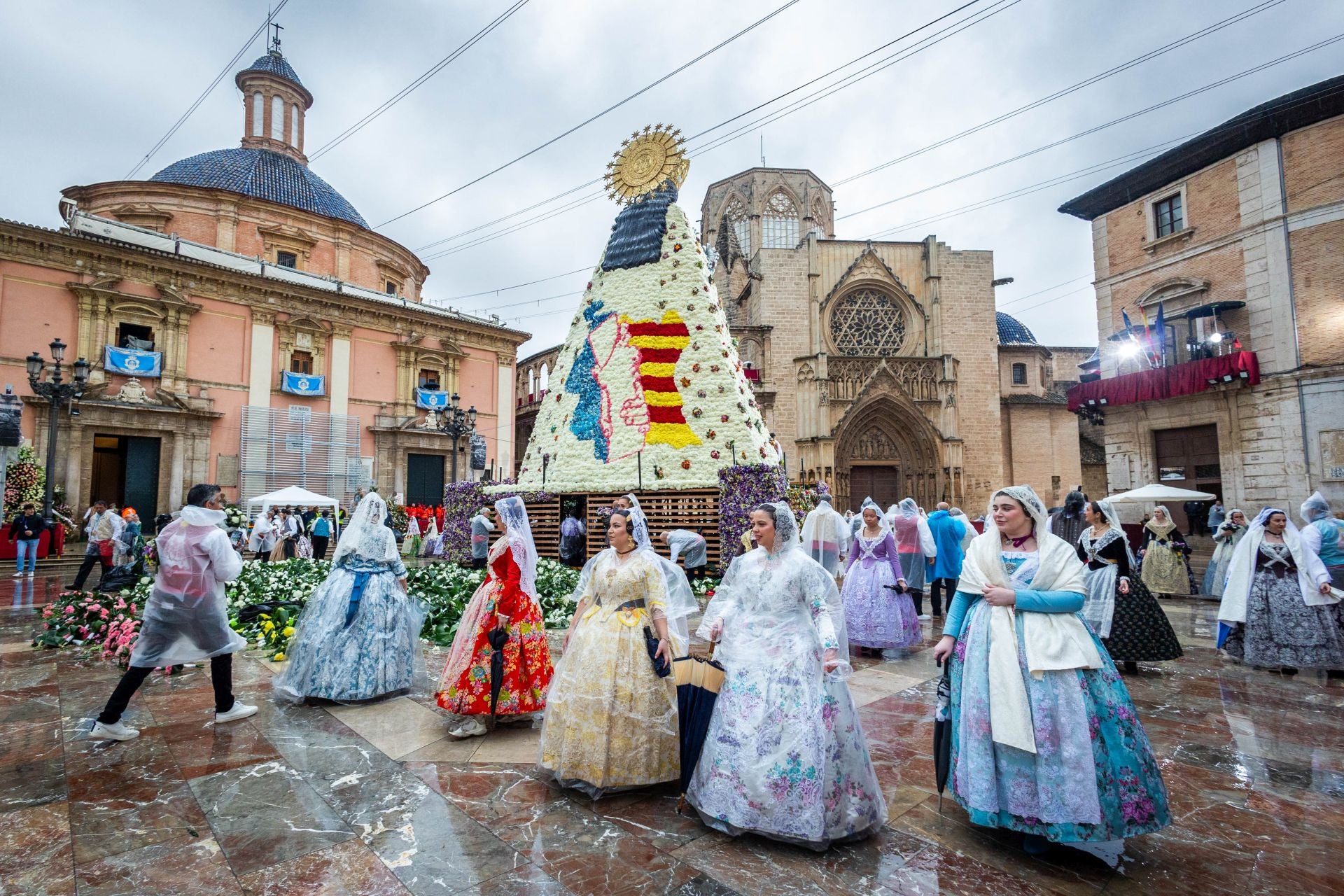 FOTOS | La Mare de Déu revela su manto para las Fallas 2025