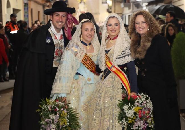 Las falleras mayores de Torrent, junto a la alcaldesa Amparo Folgado.