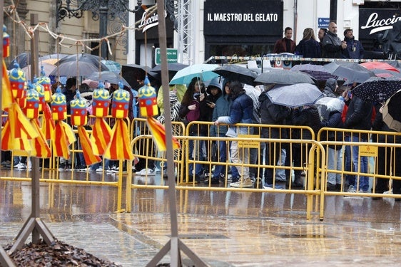 Montaje de la mascletà de hoy por parte de Pirotecnia Mediterráneo.