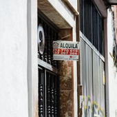 Anuncio de alquiler en una imagen de archivo