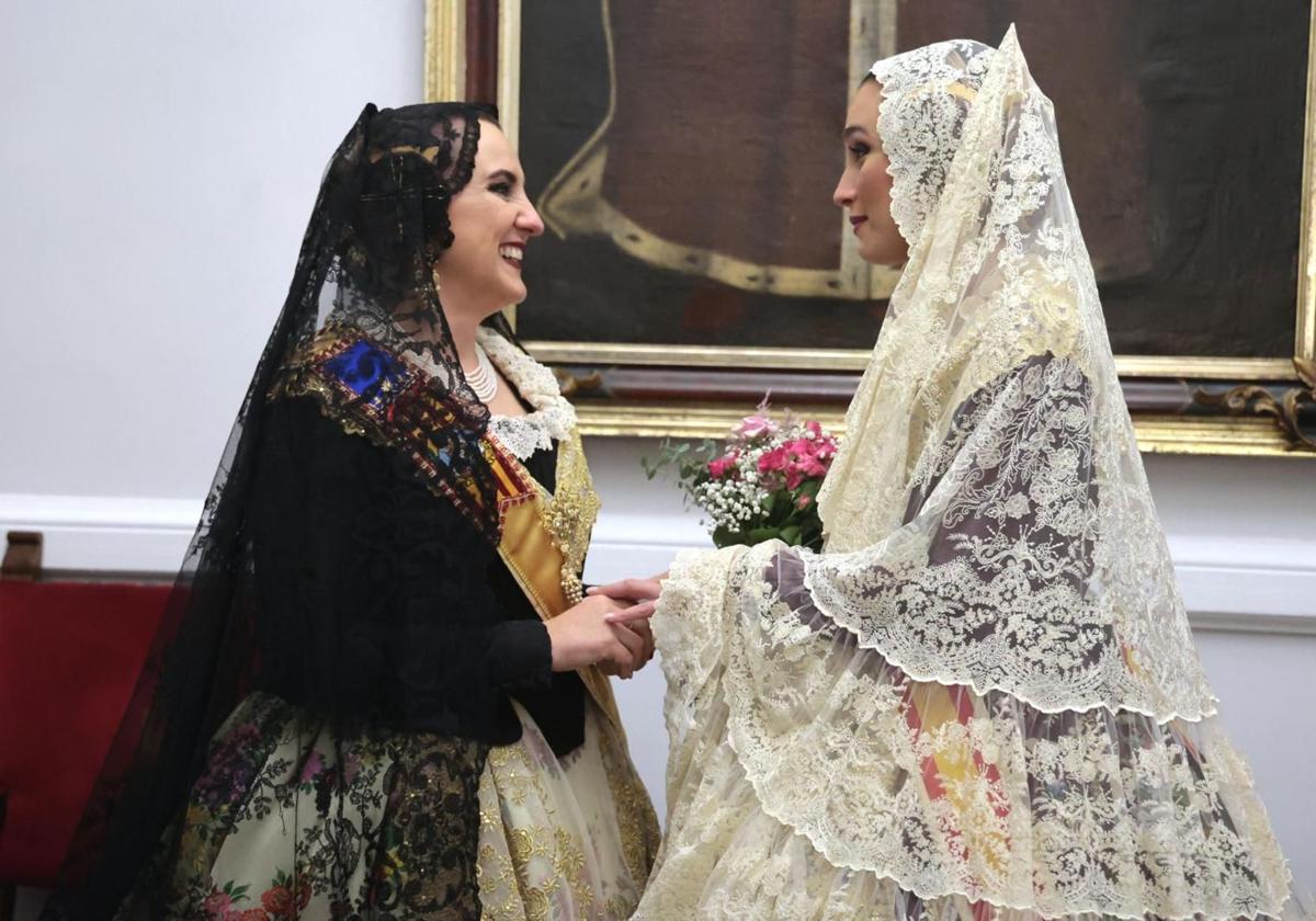 La alcaldesa María José Catalá junto a la fallera mayor Berta Peiró.