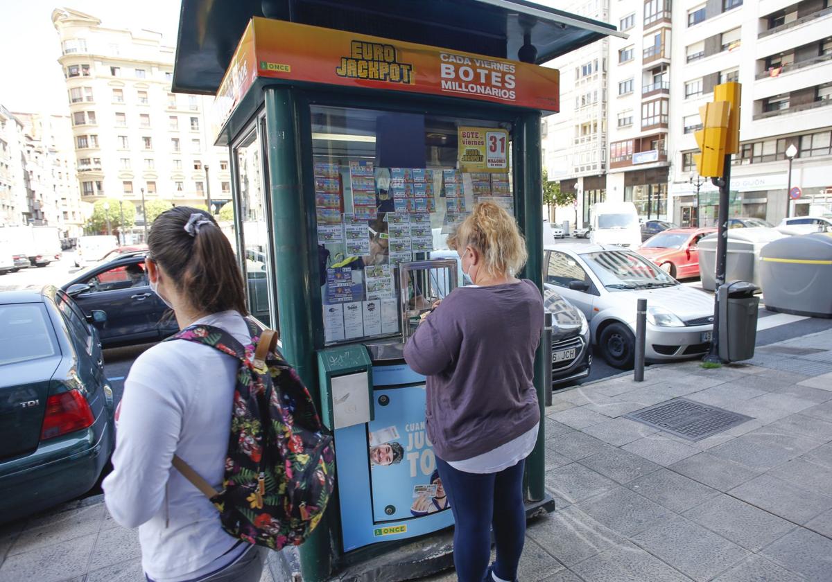 Venta de cupones en un quiosco de la ONCE, en una imagen de archivo.