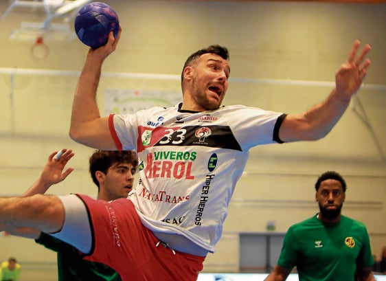 Gedeón Guardiola, en un partido con el Viveros Herol Balonmano Nava, su club actual.